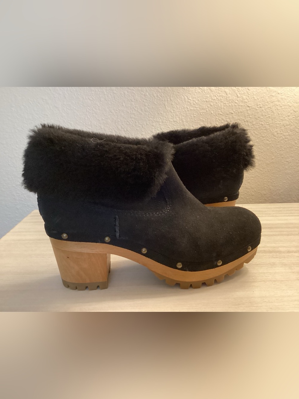 UGG THEBES BLACK  SUEDE CLOG WOODEN HEEL SHOES WOMENS US 9 - NWOT